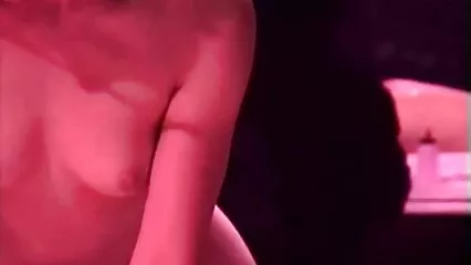 Una donna matura gode di anusling video hard giovani italiane eseguita dal suo amante.