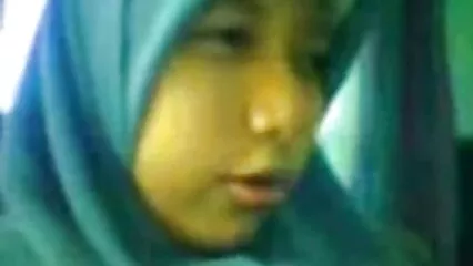 Ragazza video hard di donne carina viene scopata insieme su un divano economico.
