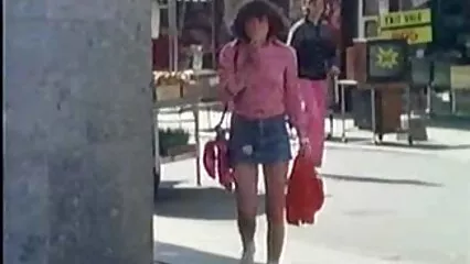 Un'astuta insegnante punisce sessualmente uno studente video italiani hard per il ritardo.