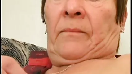 La nonna è eccitata e si masturba la figa film porno con valentina nappi con un vibratore.