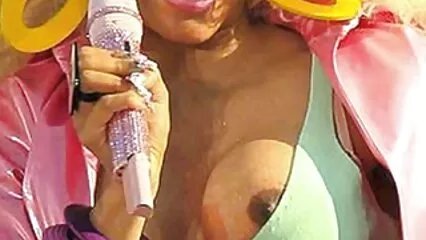 L'affascinante segretaria sexy con le tette ha fatto impazzire il capo. film porno lesbico gratis