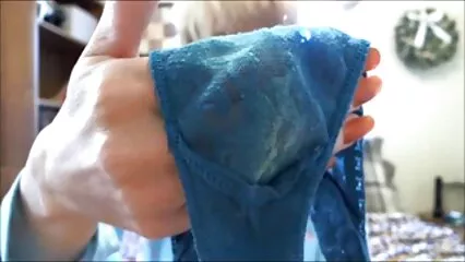 Su un letto rosso, tre donne si video ciccione hard masturbano le fighe con le mani.