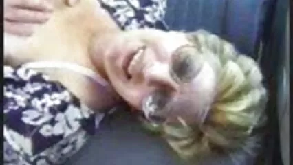 Il burlone dalla pelle bianca schiocca l'occhio video hard diciottenne di cioccolato della giovenca.