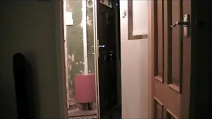 Una ragazza divertente allargò le gambe davanti a un film porno xx gratis burlone.