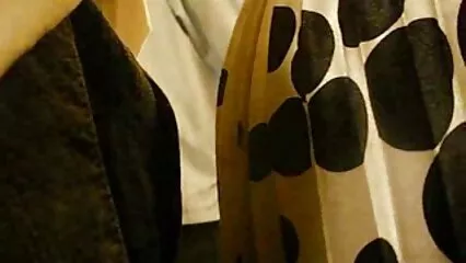 Uno studente nero si video hard di giglian atteggiava a estraneo in una stanza buia.