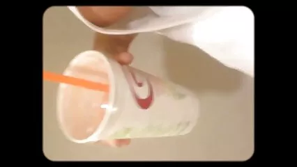 La bella donna elabora un membro video hard gratis senza abbonamento in bagno e non arrossisce.