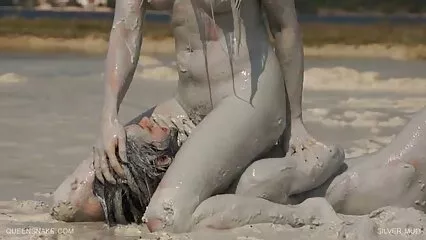 Bella massaggiatrice con gli occhiali succhia il cazzo da video hard gratuits un cliente.