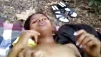 Una bestia magra film porno in hd gratis succhia e dà la figa a uno stronzo presuntuoso.