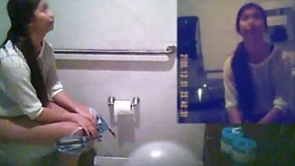 L'energico maestro video hard tardone ha messo la figa della bruna con un cazzo.