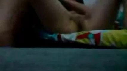 Invece di una video hard gra tenera figa, ha scopato una ragazza nel culo.