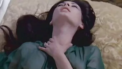 Con un pene enorme, il ragazzo penetra attivamente nei video hard gratis in lingua italiana culi delle ragazze.