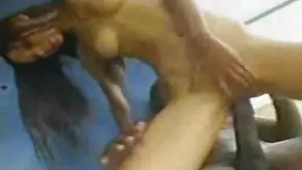 Masha allargò la sua fionda e fece entrare un membro. video hard amatoriali gratuiti
