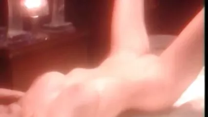 Il ragazzo con un ronzio film porno gratis gratis ha controllato la ragazza nel culo.