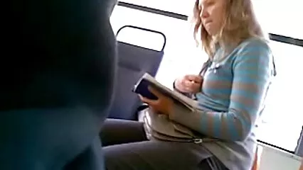 Una ragazza cattiva fa miracoli film pornografiche in qualsiasi momento con un piccolo dildo.