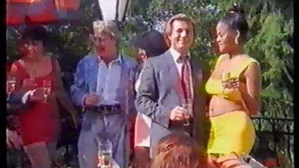 La bionda ha masturbato il pene nero film hard italiani dell'istruttore con i suoi piedi.