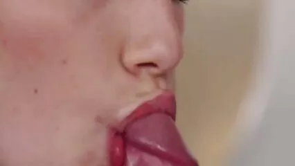 La ragazza cattiva nera ha sellato un cazzo video hard romantici affilato.