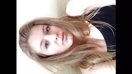 Due belle ragazze corrono film hard con animali intorno a un uomo amorevole.