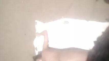 Una ragazza film hard core gratis con un bacio sul papa si siede su un membro.
