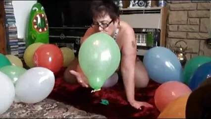 Rossa video hard di donne giovane e arrapata cavalca un cazzo.
