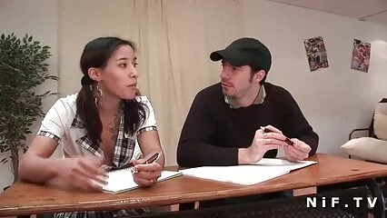 Il ragazzo ha visto come il vicino si stava masturbando e filmati hard gratuiti ha deciso di soddisfarla.
