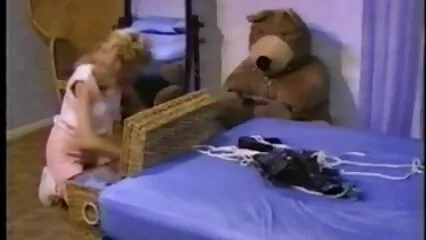 Il stupri video hard visitatore della sala massaggi fa schifo e parla allo stesso tempo.