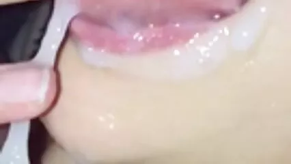 Una ragazza fragile masturba un grosso cazzo con una penna sottile. film porno vecchi