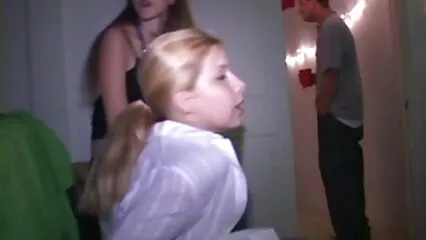 Ragazza dai capelli neri si scopa un ragazzo magro. video hard da vedere gratis