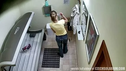 Un tizio bianco si video hard italiani amatoriali scopa insistentemente una donna di colore.