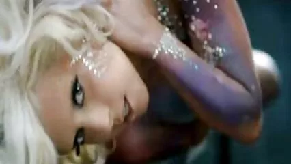 La cagna si è tolta il reggiseno e ha preso il cazzo in bocca. film porno anale gratis
