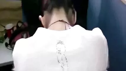 Un uomo con gli occhiali ha piantato una ragazza su un guardare film porno gratis grosso cazzo.