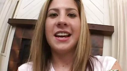 Instancabile donna dai capelli neri video hard orge si è masturbata la figa.