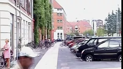 Invece video hard in lingua italiana gratis di fare sesso con un ragazzo, una ragazza si accarezza la figa con un vibratore.