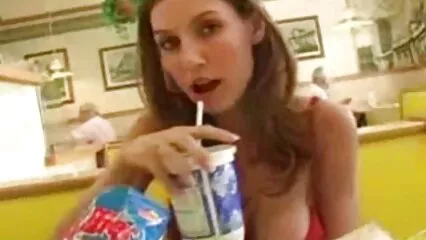 Albino scopa la figa con un lungo rafano sul film porno da vedere gratis letto.