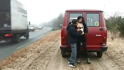 La ragazza riccia si video hard gratis privati siede con sicurezza sul pene di un amico.