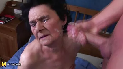 Una ragazza timida con gli occhiali ha fatto film porno gratis siciliano sesso con un tutor.