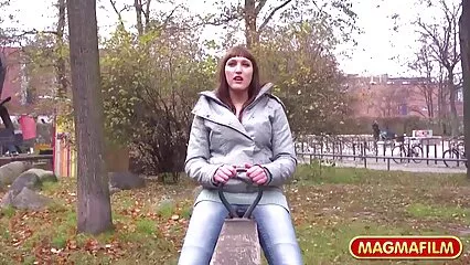 Una cerco film pornografico mora sexy viene scopata da un burlone nero.