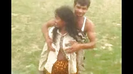 Spettacolare ragazza vestita film hard gay gratis di rosso scopa con una folla di negritos.