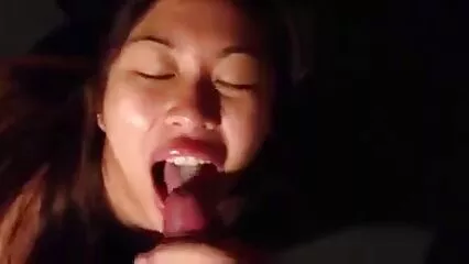 Il piantagrane ha inumidito la testa del video casalinghi hard pene con la saliva.