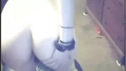 La moglie inginocchiata ultimi film porno gratis succhia il cazzo del marito con la bocca.