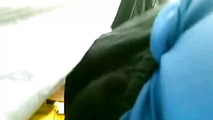 Donna sorridente in una maschera lecca la film porno gratis adulti testa di un membro.