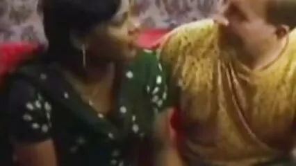Una cagna esperta succhia un film porno gratis hd cazzo bagnato dopo una pioggia dorata.