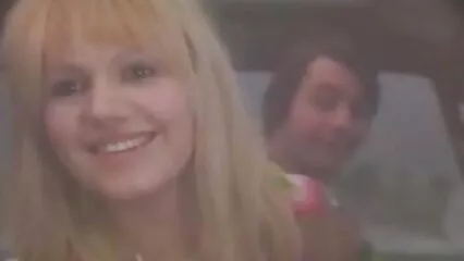 Una bellezza snella muove le dita video hard con donne anziane nel berretto e geme.