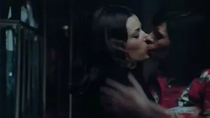 La bellezza dai capelli film gratuiti hard neri scopata lussuriosamente con un cane.