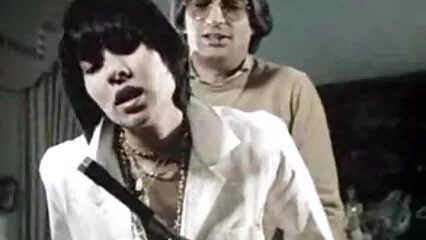 Così eccitato film hard vintage gratis che ha scopato una ragazza snella.
